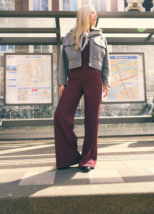 Model draagt de Para Mi Mira Elastic wijde broek in burgundy red - look 3