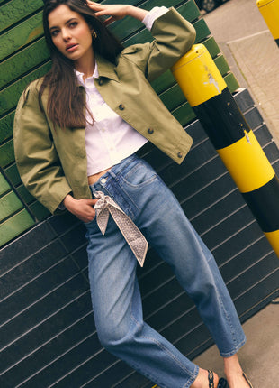 Model draagt de Para Mi Coco cropped barrel jeans in Blue Reef - look 3