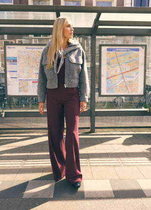 Model draagt de Para Mi Mira Elastic wijde broek in burgundy red - look 2