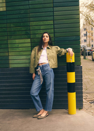 Model draagt de Para Mi Coco cropped barrel jeans in Blue Reef - look 1