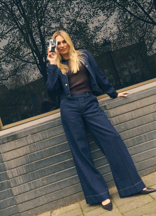 Model draagt de Para Mi Lizzy extra wide leg jeans in Indigo Blue - look 3