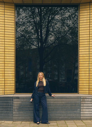 Model draagt de Para Mi Lizzy extra wide leg jeans in Indigo Blue - look 1