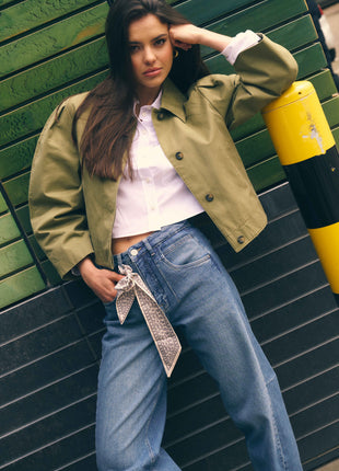 Model draagt de Para Mi Coco cropped barrel jeans in Blue Reef - look 2