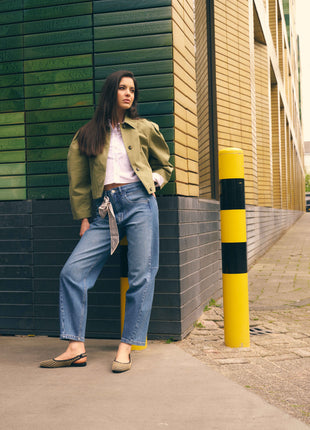 Model draagt de Para Mi Coco cropped barrel jeans in Blue Reef - look 4