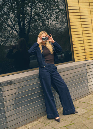 Model draagt de Para Mi Lizzy extra wide leg jeans in Indigo Blue - look 2