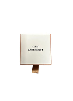 Geurkaars tinnen in schuifdoosje - ’gefeliciteerd’ - taart - wit/roze - Cadeau’s & Lifestyle - Woonkamer - Kaarsen &