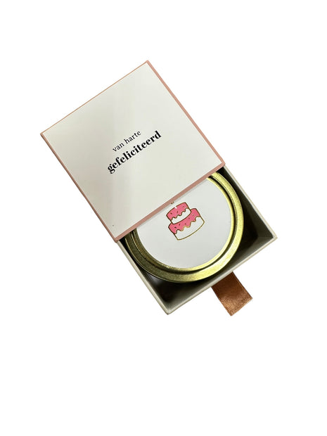 Geurkaars tinnen in schuifdoosje - ’gefeliciteerd’ - taart - wit/roze - Cadeau’s & Lifestyle - Woonkamer - Kaarsen &