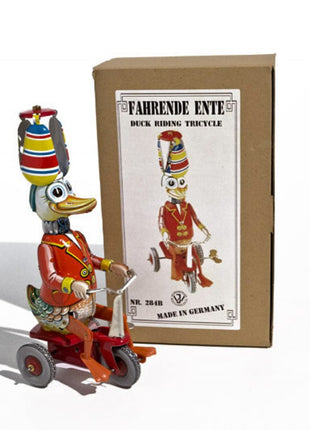 Eend op een driewieler, afmetingen: 10 × 22 cm, vervaardigd in Duitsland