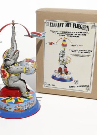 Olifant met vliegtuigjes, afmetingen: 20 × 23 cm, vervaardigd in Duitsland