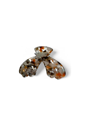 Een stijlvolle Julia Clip van Clips met een krijtachtige design in aardetinten, perfect voor een casual look.