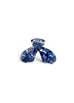Een blauwe Julia Clip van Clips met een verfijnde vorm, ideaal voor een elegante haarstijl.