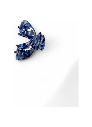 Een prachtige blauwe Julia Clip van Clips met een elegante uitstraling, perfect voor het opsteken van fijn of kort haar.