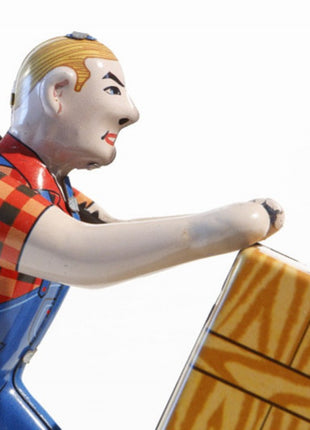 Klassieke metalen figuur - Havenarbeider met kist