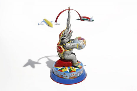 Olifant met vliegtuigjes, afmetingen: 20 × 23 cm, vervaardigd in Duitsland