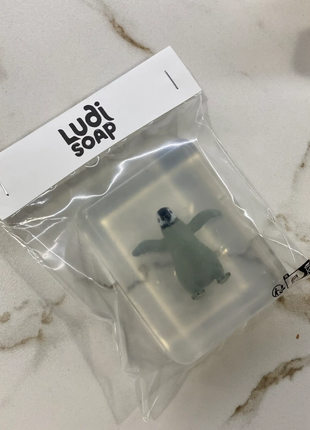 Verrassingszeepje - pinguïn (open arms) by Ludi Soap