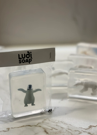 Verrassingszeepje - pinguïn (open arms) by Ludi Soap