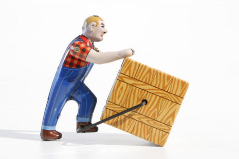 Klassieke metalen figuur - Havenarbeider met kist