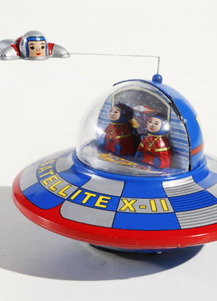 Ruimteschip met ronddraaiende astronaut, Gemaakt in China