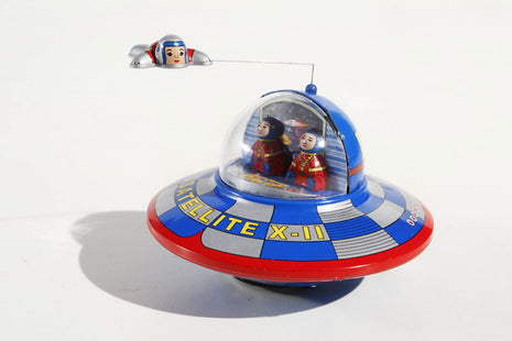 Ruimteschip met ronddraaiende astronaut, Gemaakt in China