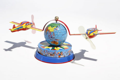 Carrousel met vliegtuigen rond de wereldbol, 34 × 16 cm, Gemaakt in Duitsland